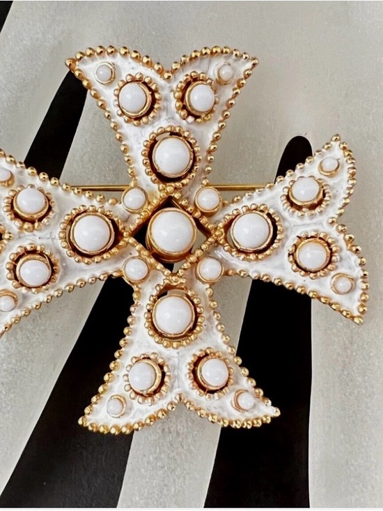Trifari Jewelry - Vintage Crown Trifari Signed Gold Tone White Enamel Milk Glass